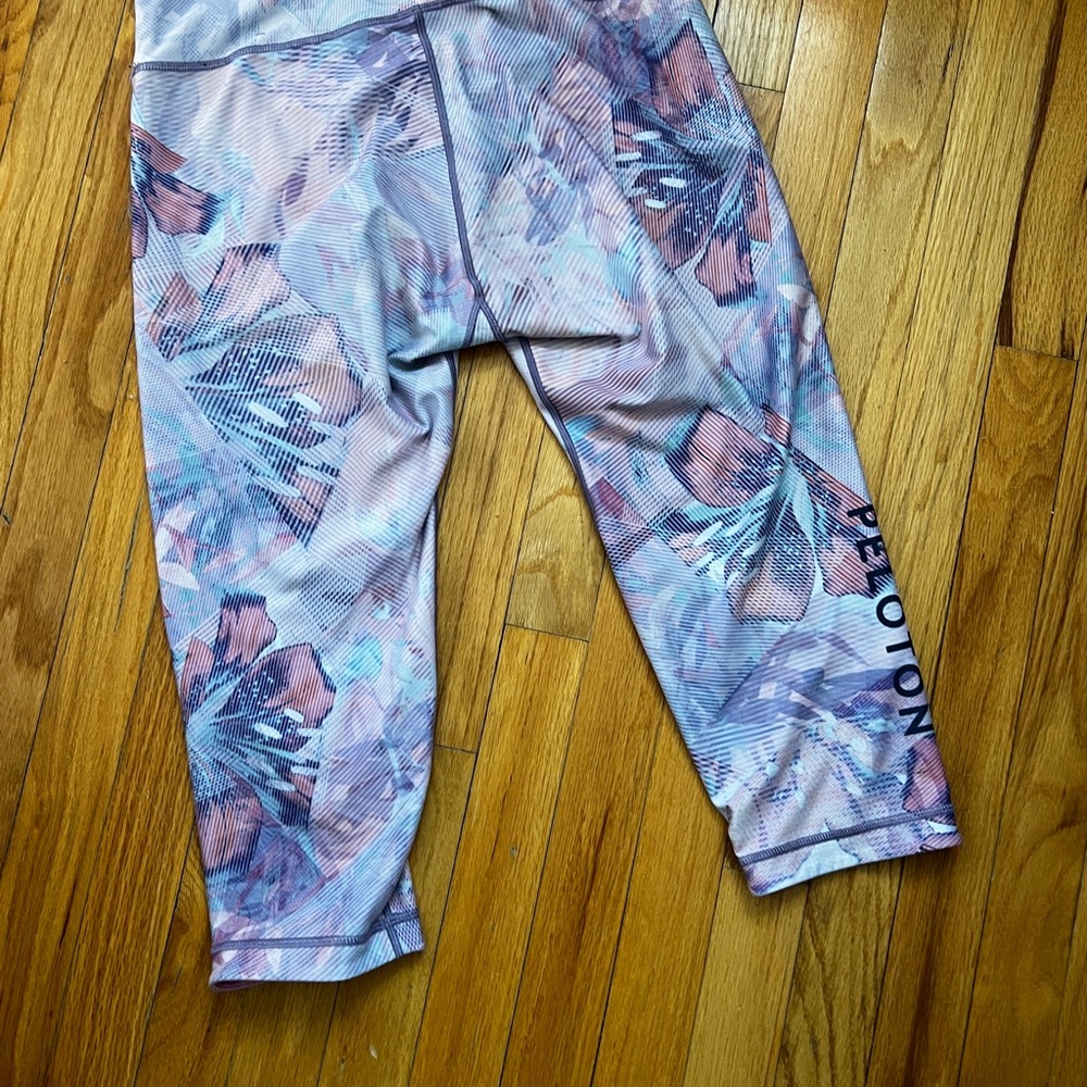 PELOTON x WITH Floral 2K pink blue Capri Leggings XL - Picture 3 of 7